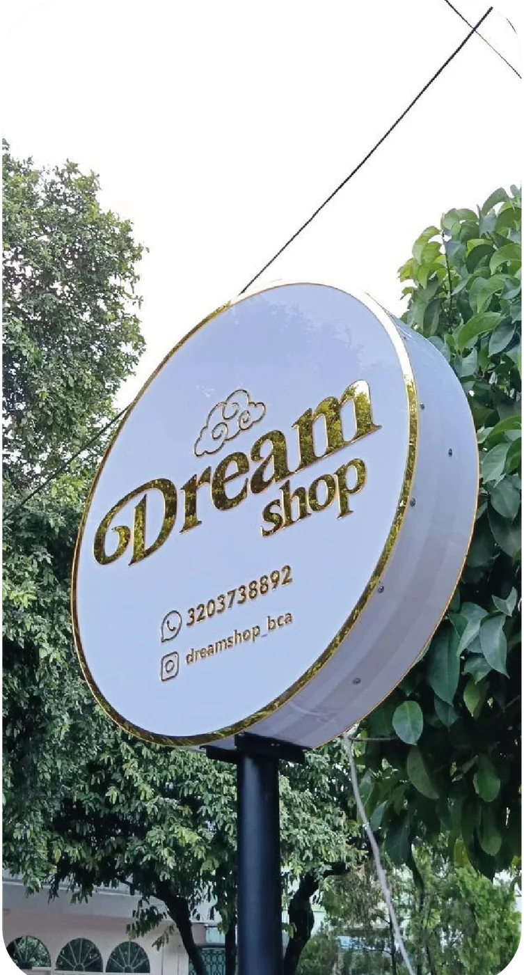 Aviso circular Dream Shop instalado en exterior